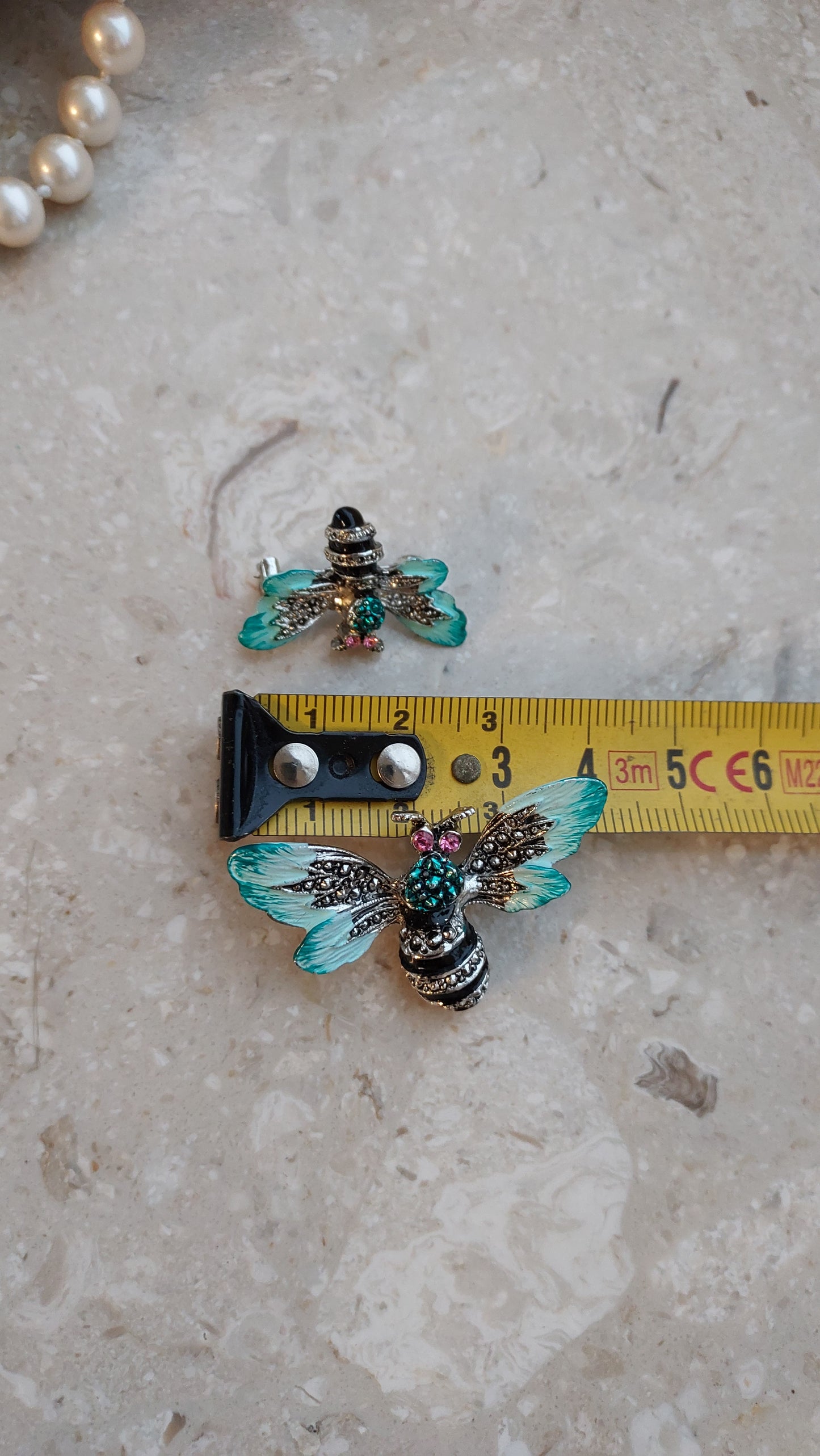 Zestaw broszek w kształcie pszczół