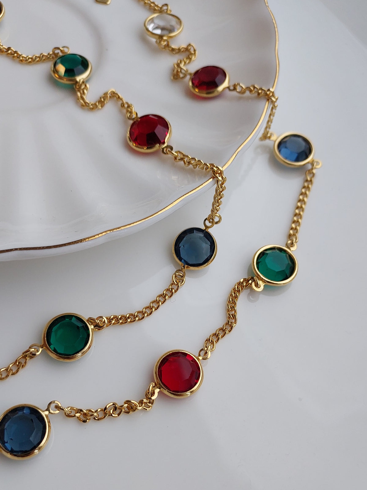 Naszyjnik 1928 Jewelry z kolorowymi kryształami w oprawie bezel