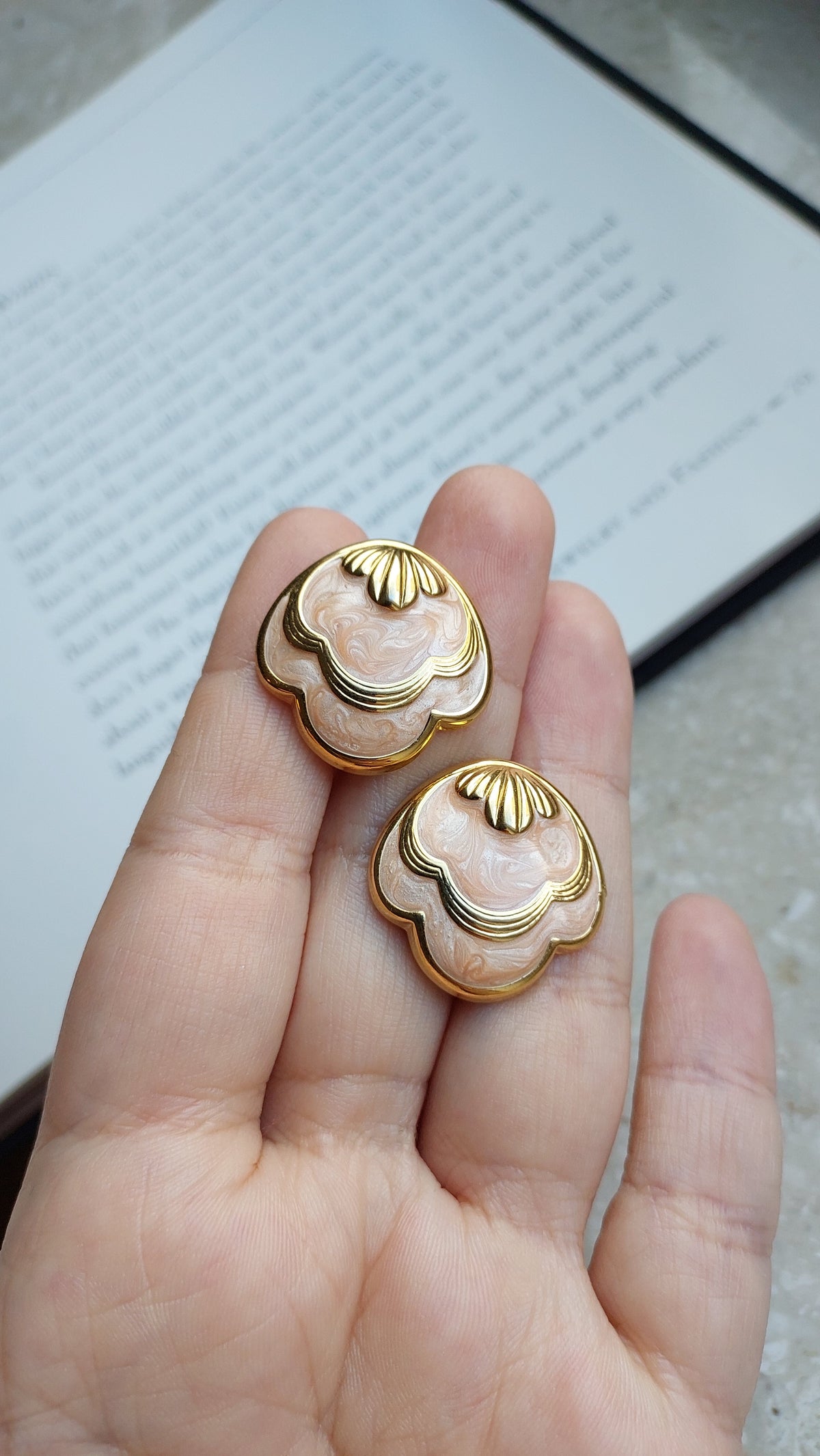 Klipsy vintage Avon w złocistym tonie z różowo-brzoskwiniową emalią