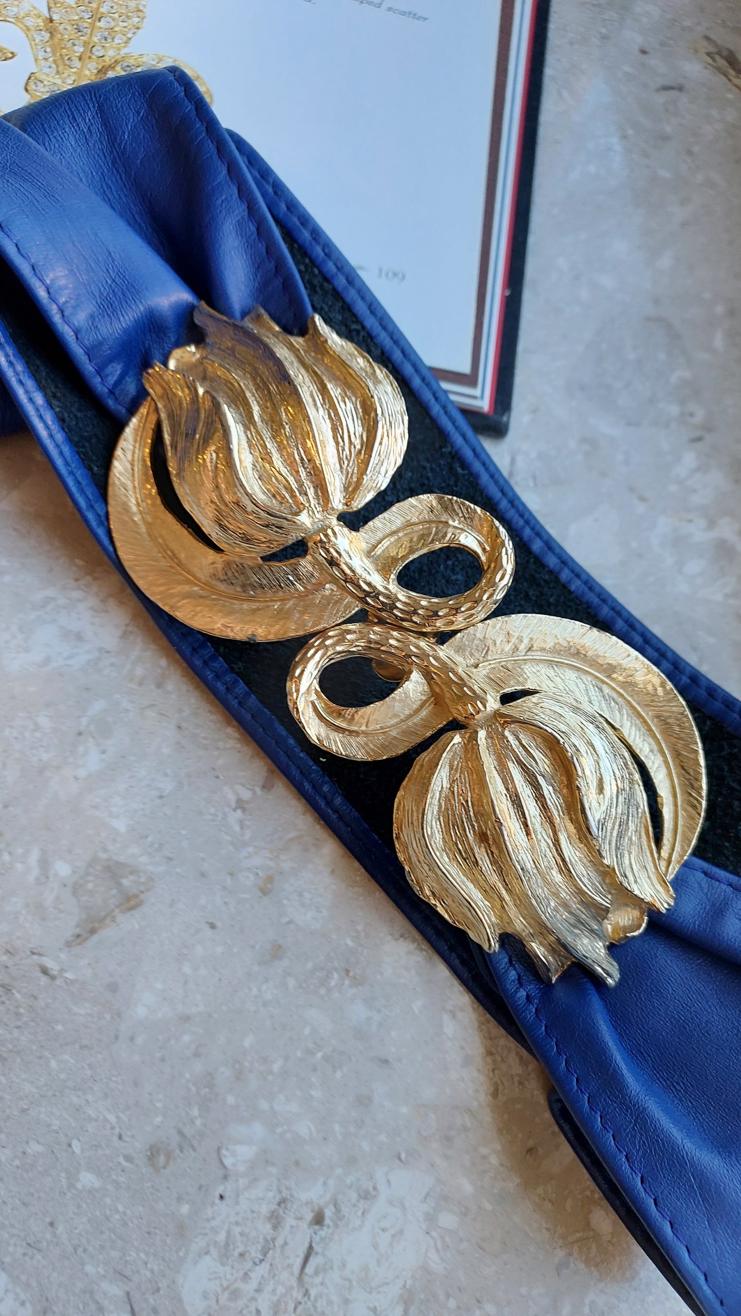 Pasek z dużą ozdobną klamrą od Mimi di N 1987r.