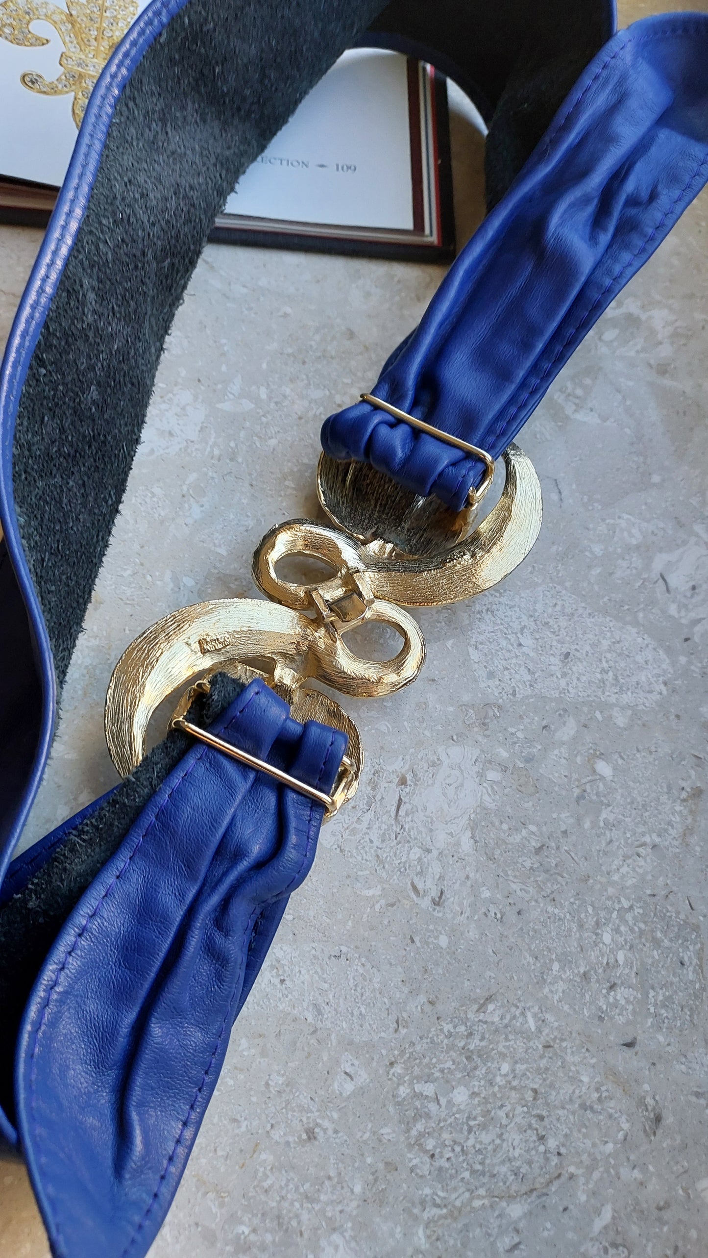 Pasek z dużą ozdobną klamrą od Mimi di N 1987r.