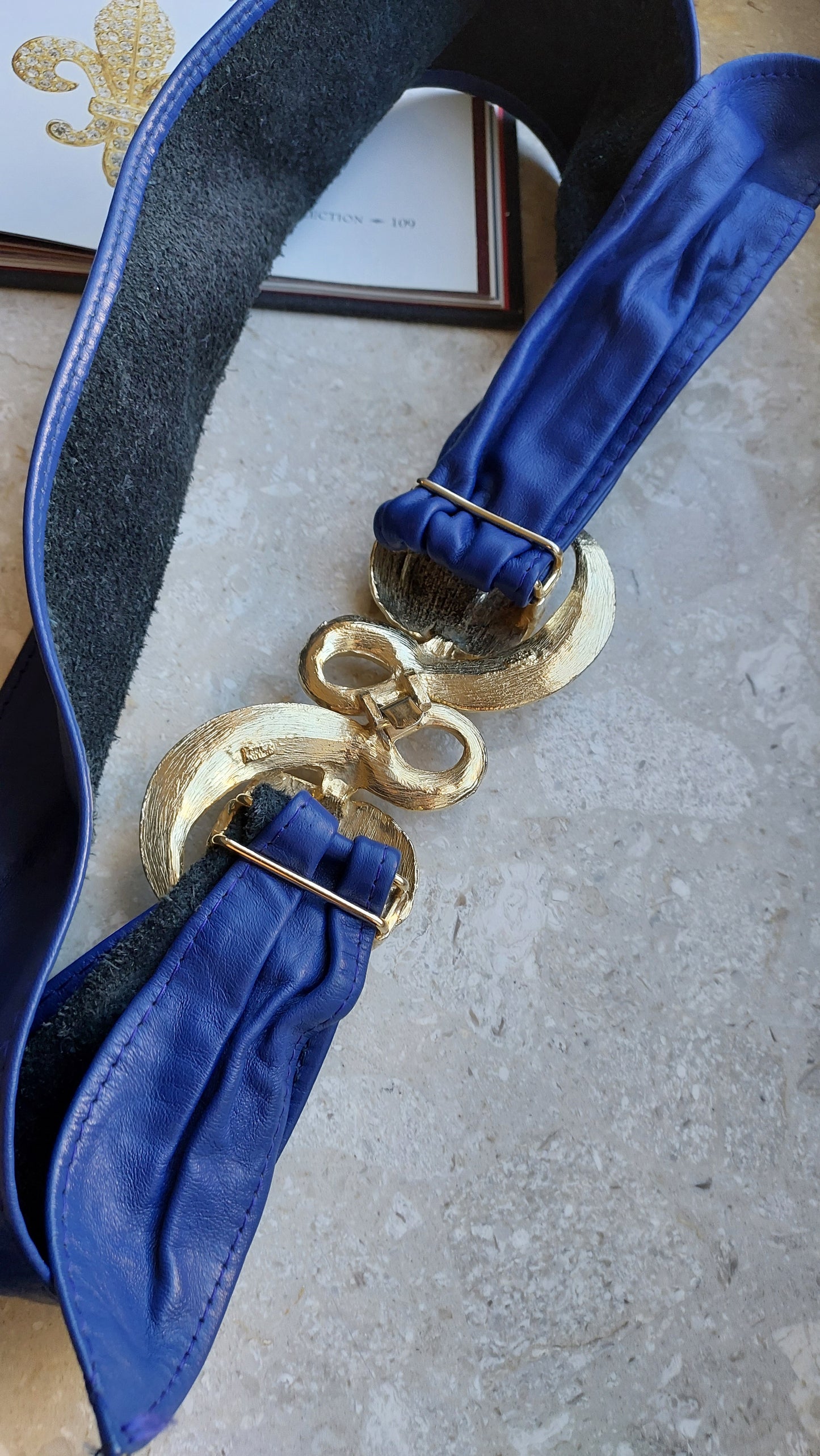 Pasek z dużą ozdobną klamrą od Mimi di N 1987r.