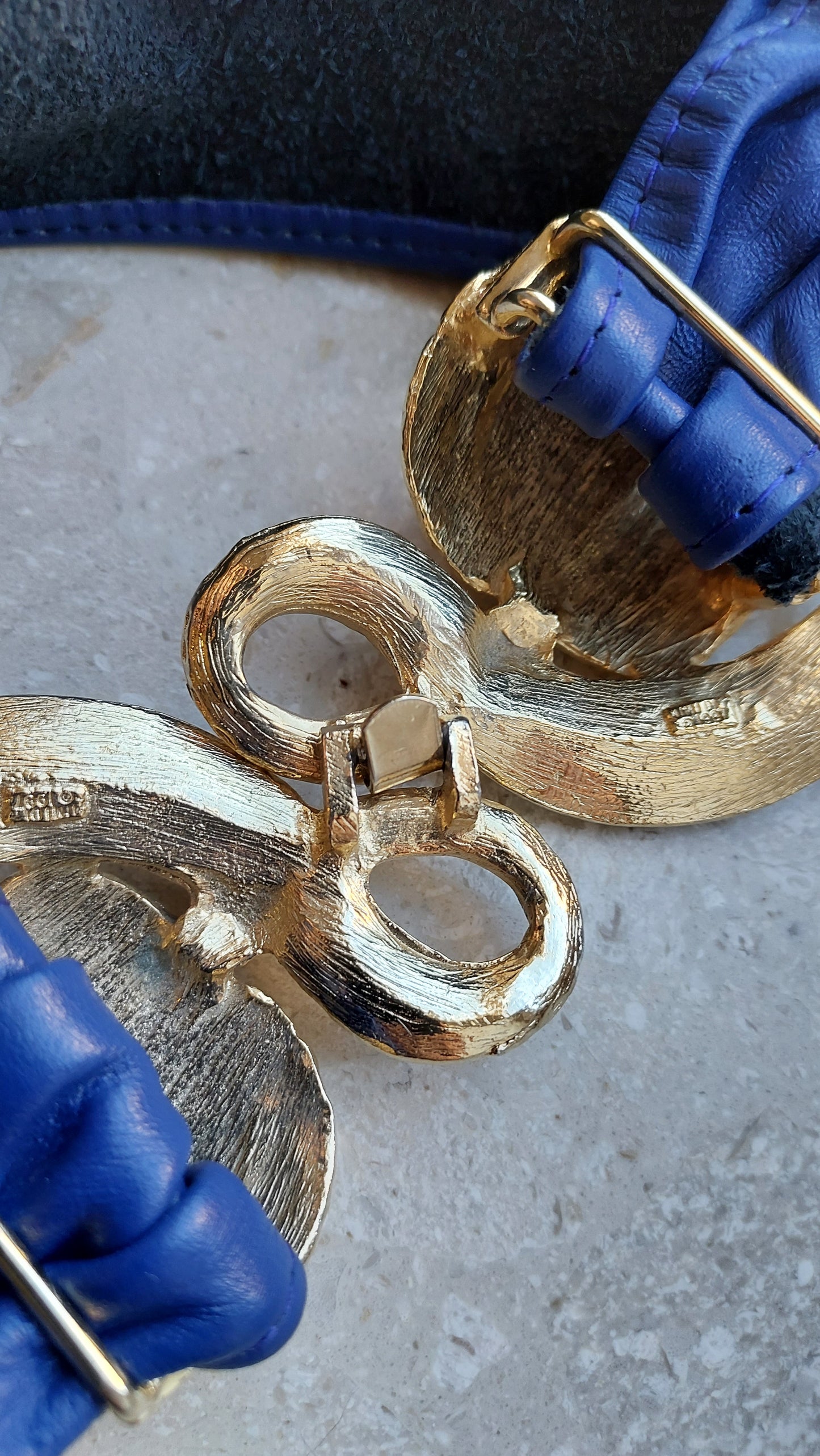 Pasek z dużą ozdobną klamrą od Mimi di N 1987r.