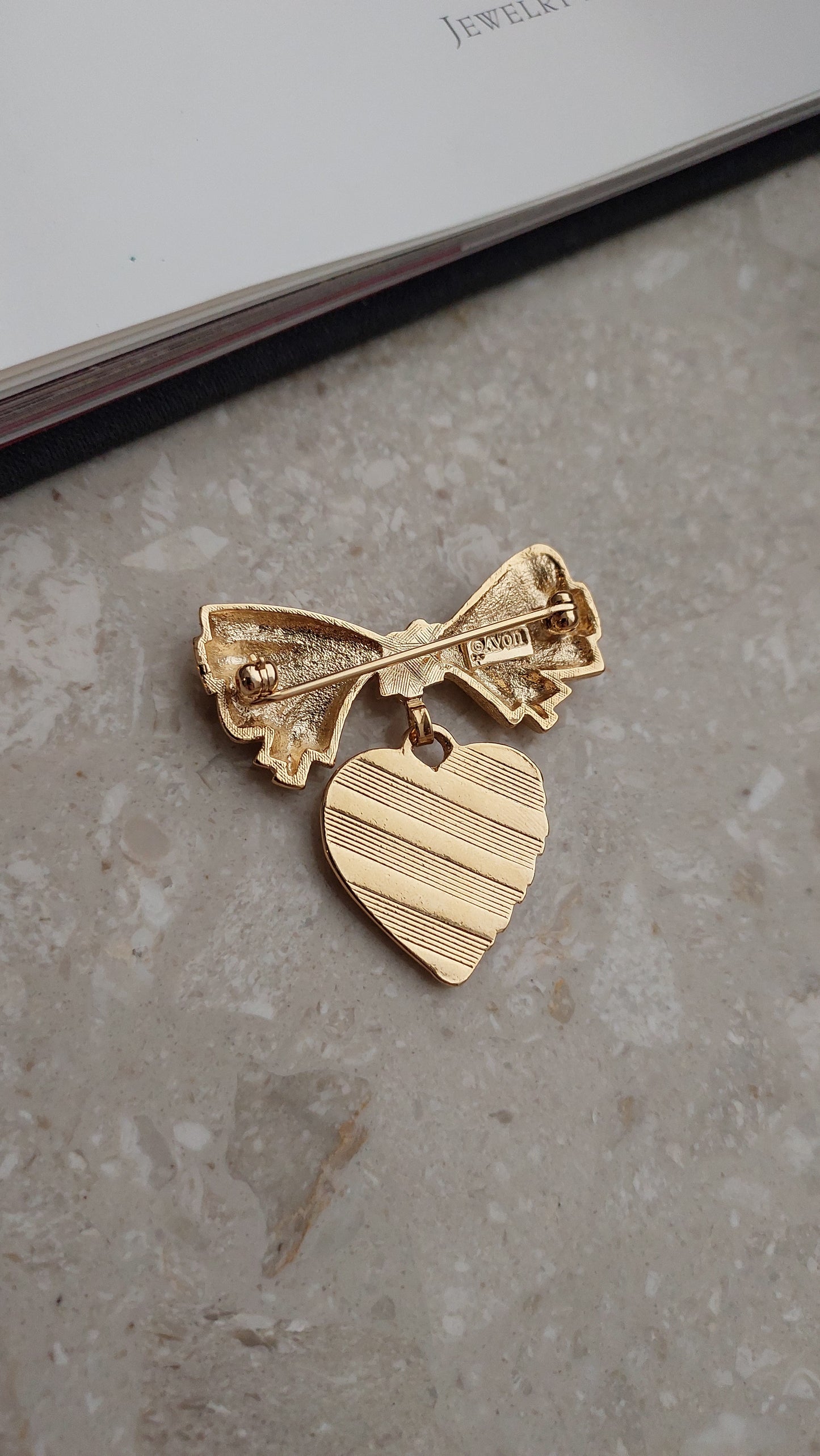 Broszka Avon