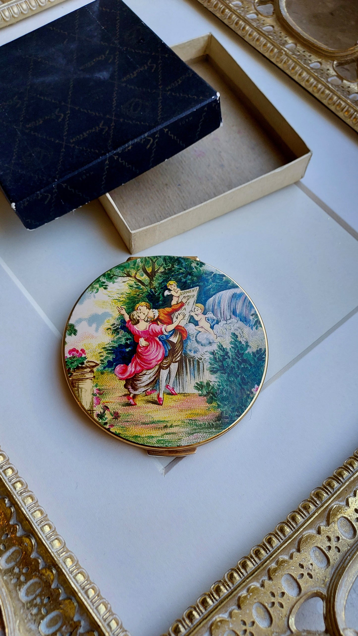 Puderniczka Stratton