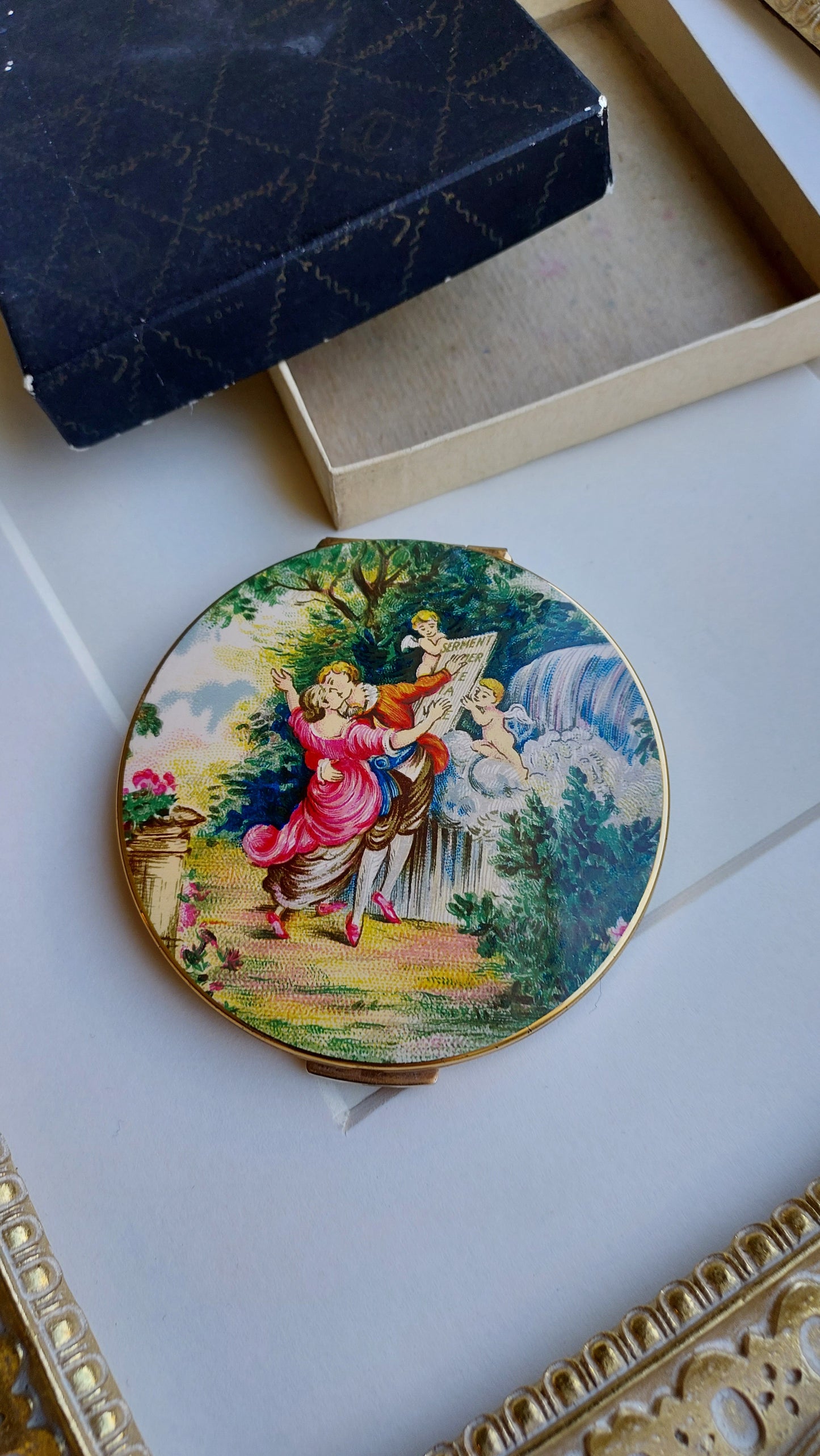 Puderniczka Stratton