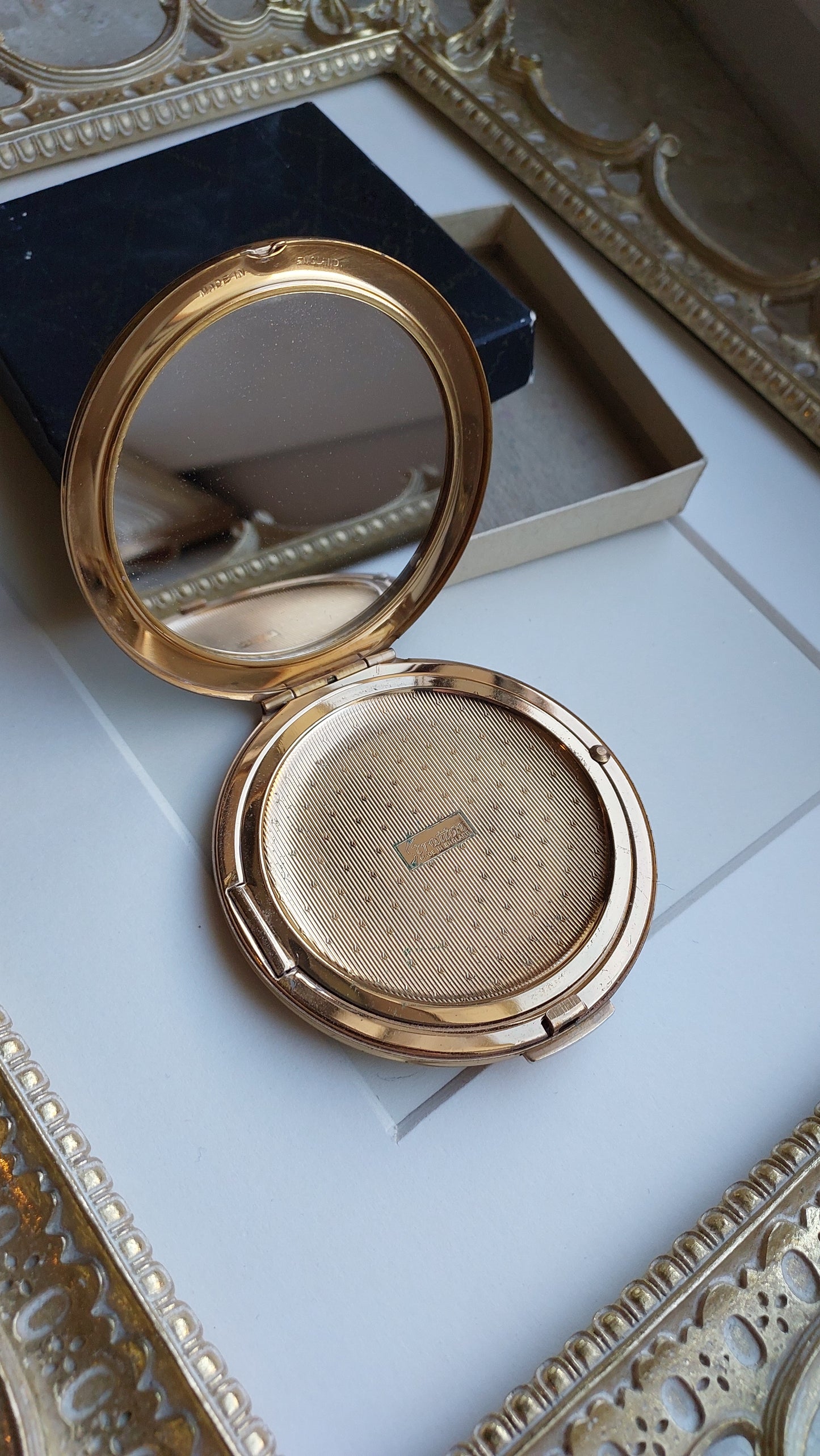 Puderniczka Stratton