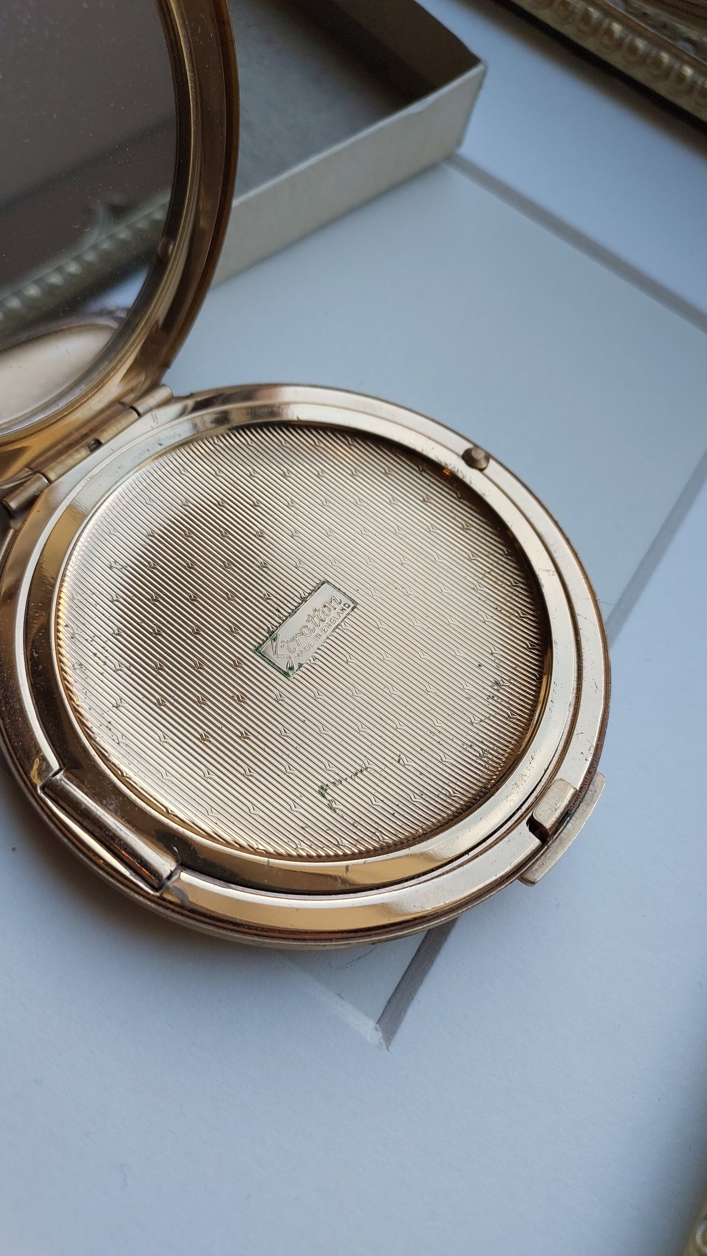 Puderniczka Stratton