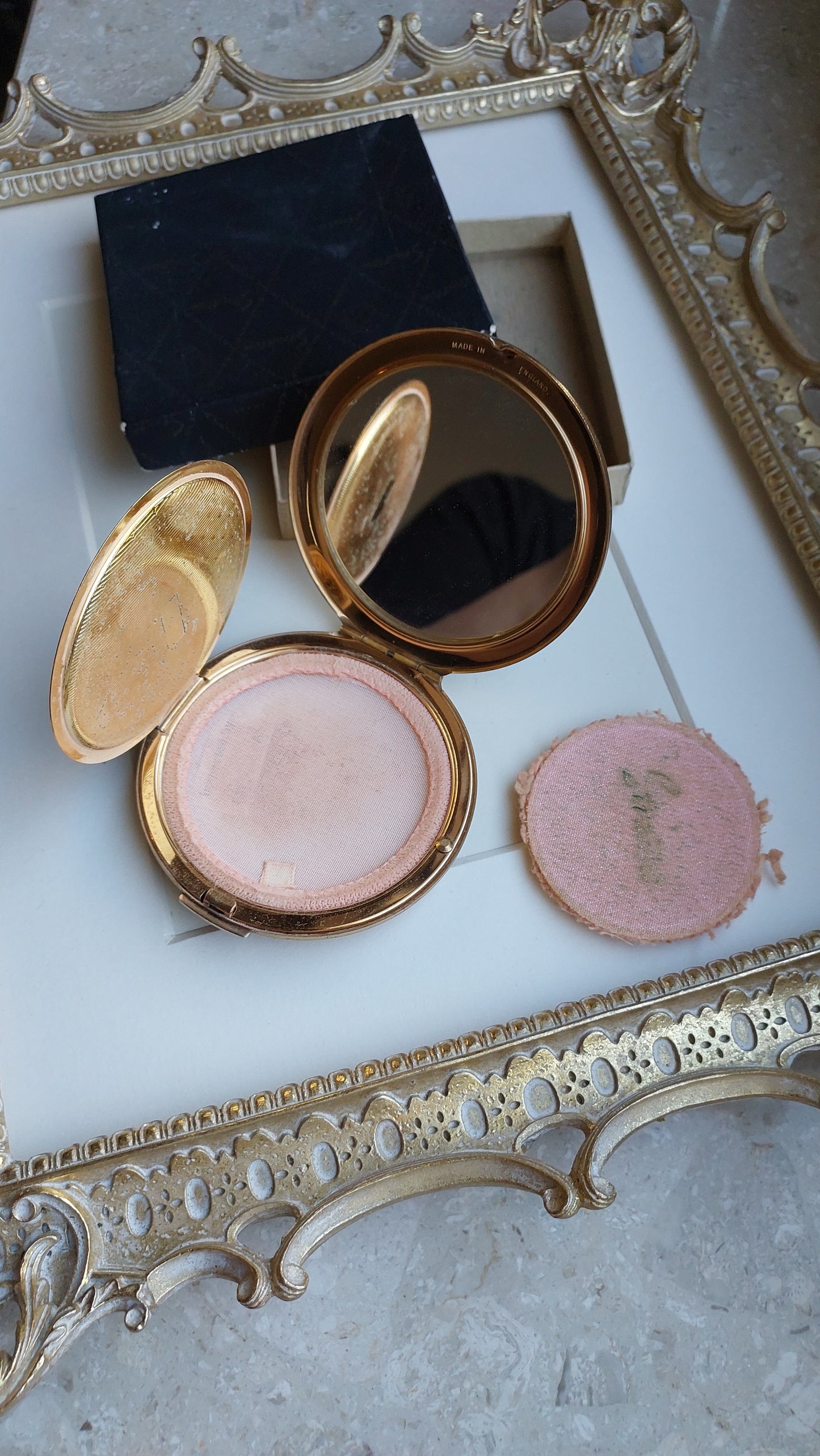 Puderniczka Stratton