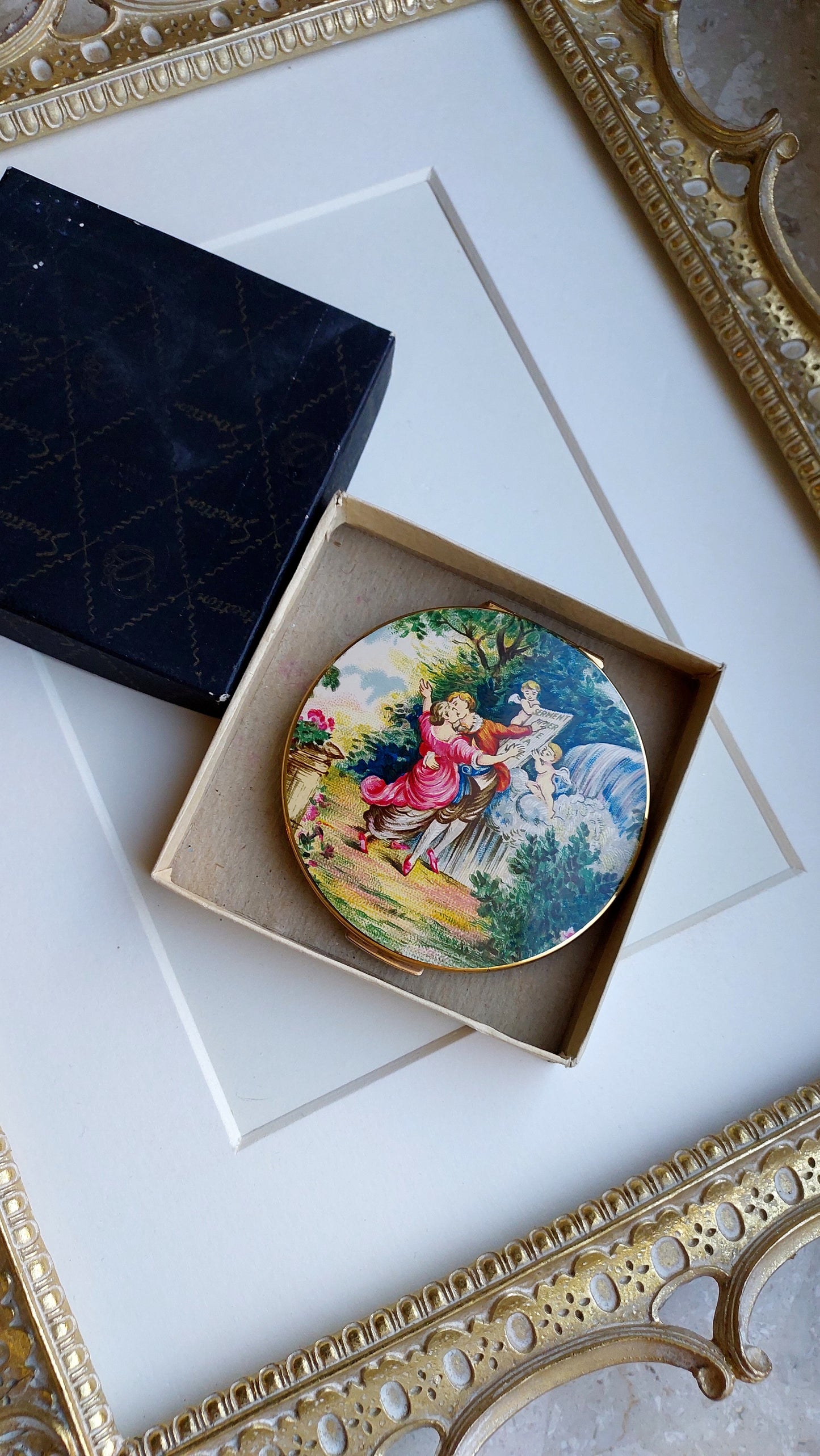 Puderniczka Stratton