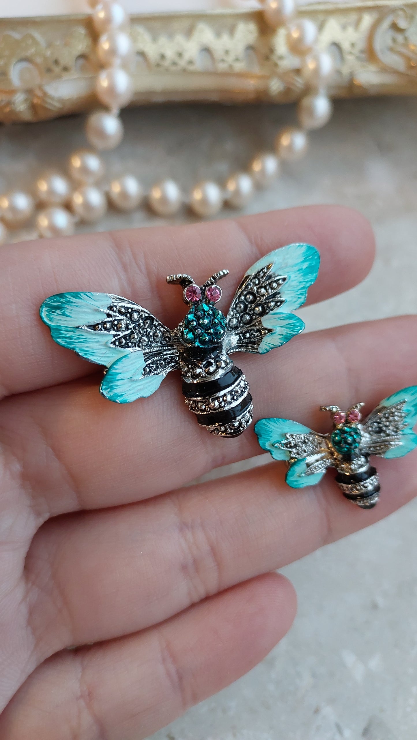 Zestaw broszek w kształcie pszczół