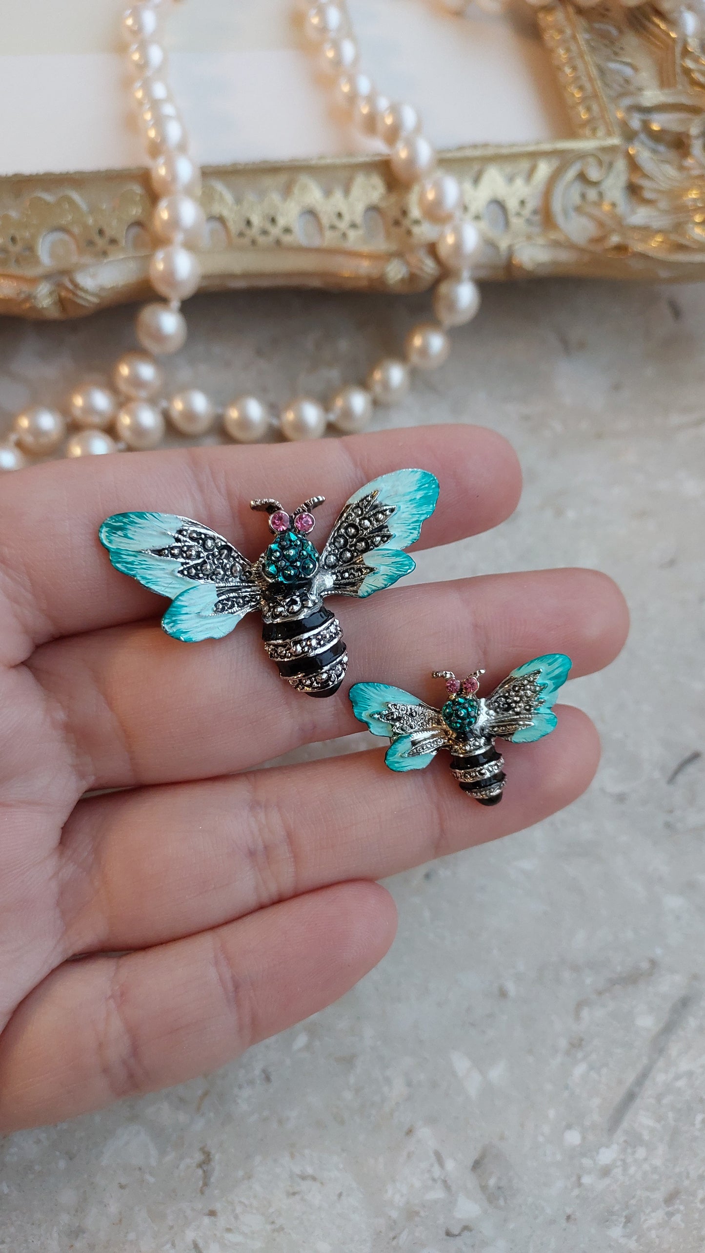 Zestaw broszek w kształcie pszczół