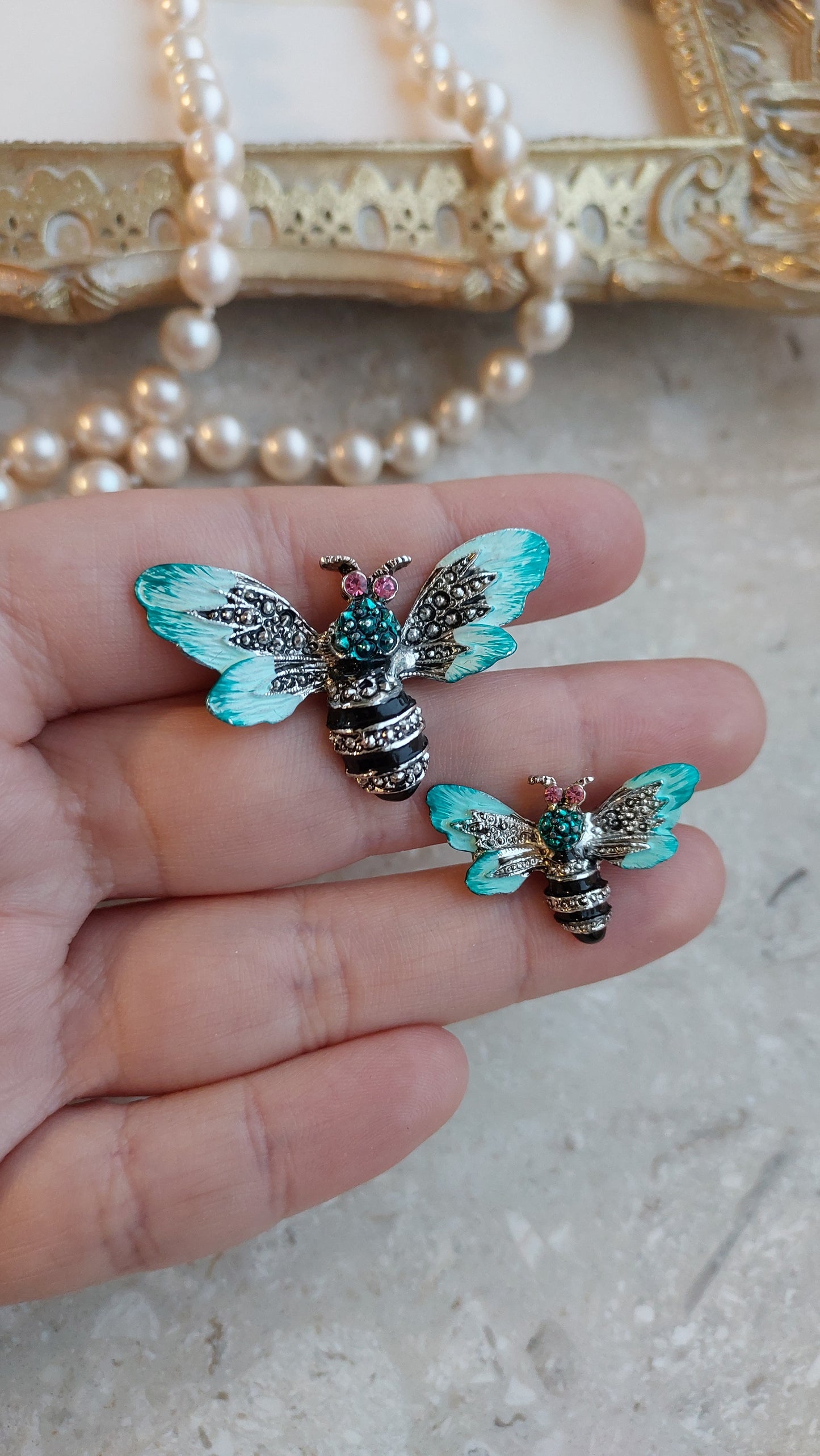 Zestaw broszek w kształcie pszczół