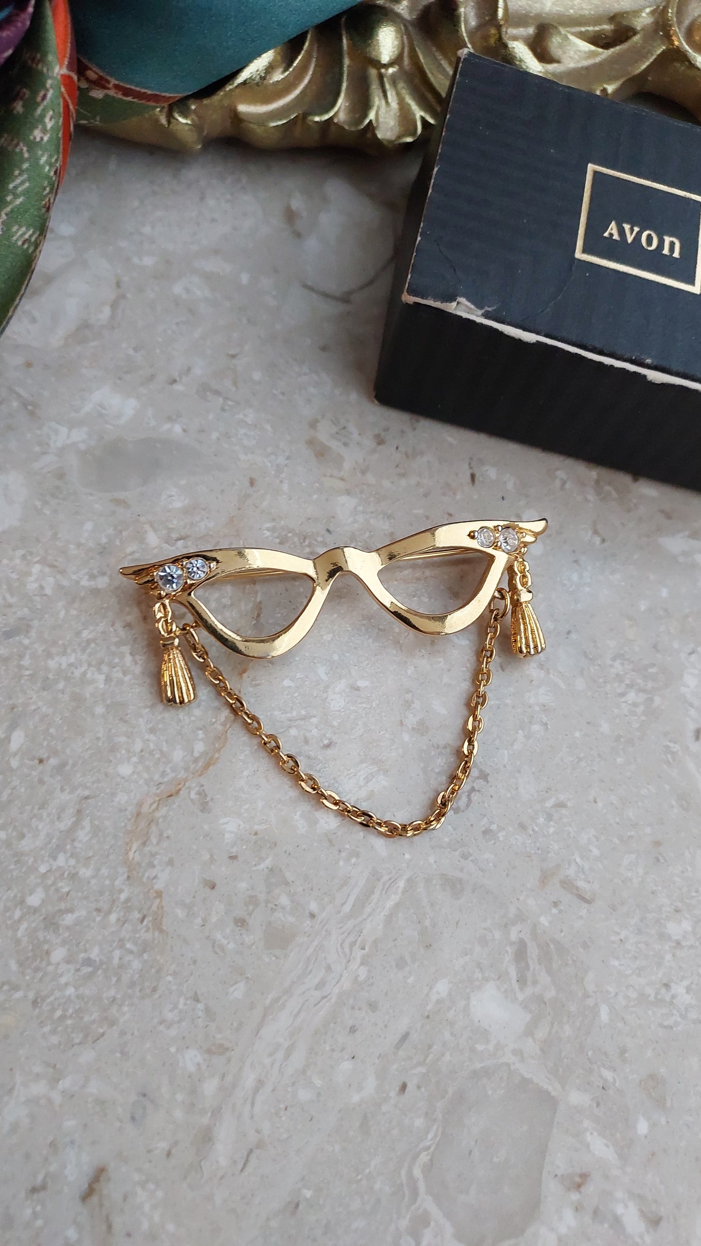 Broszka Avon "Golden Eyeglass" z 1994r.