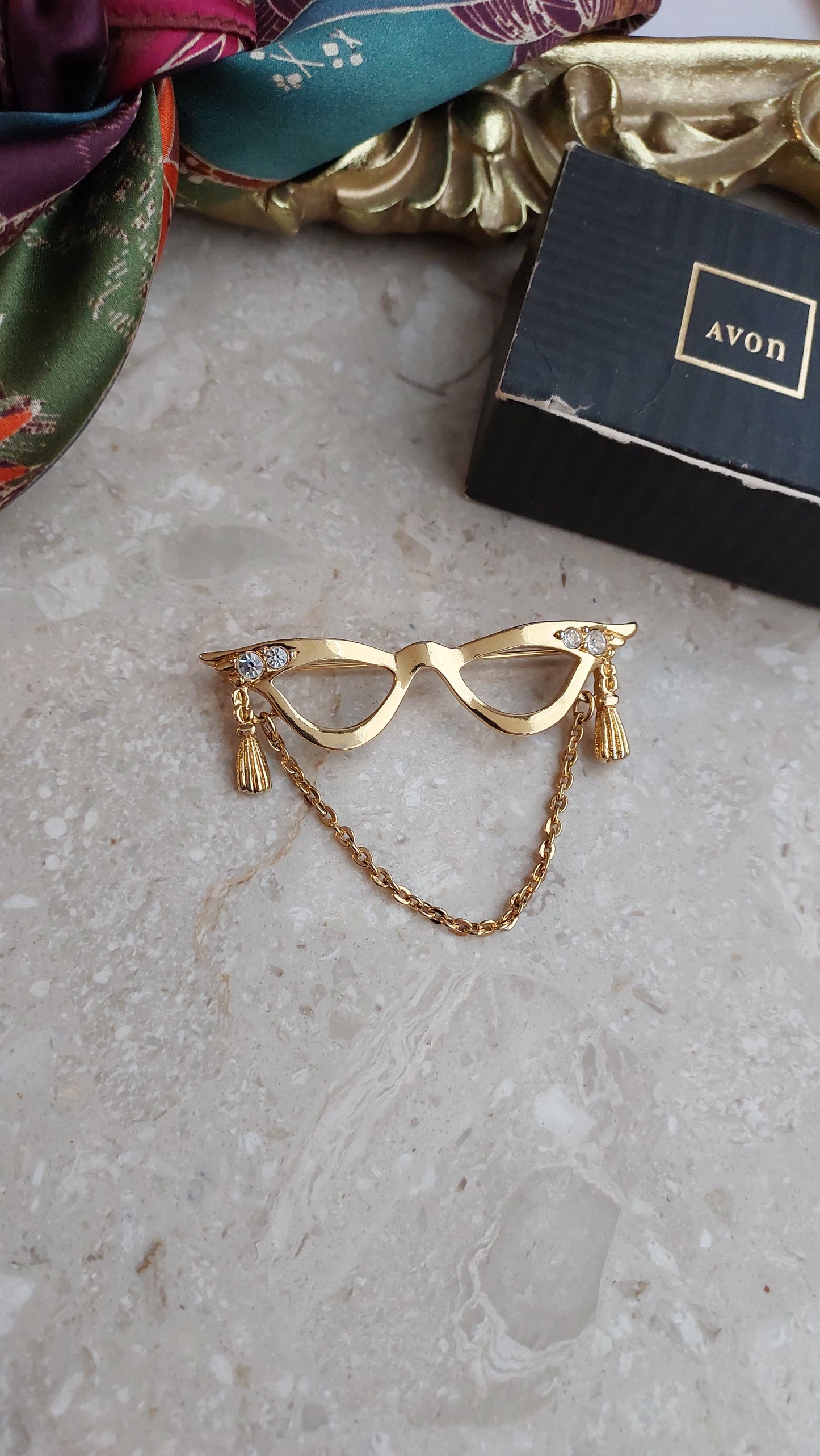 Broszka Avon "Golden Eyeglass" z 1994r.