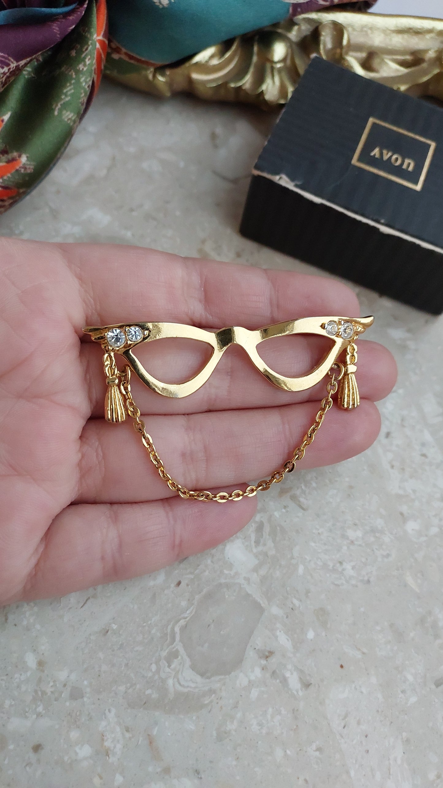 Broszka Avon "Golden Eyeglass" z 1994r.