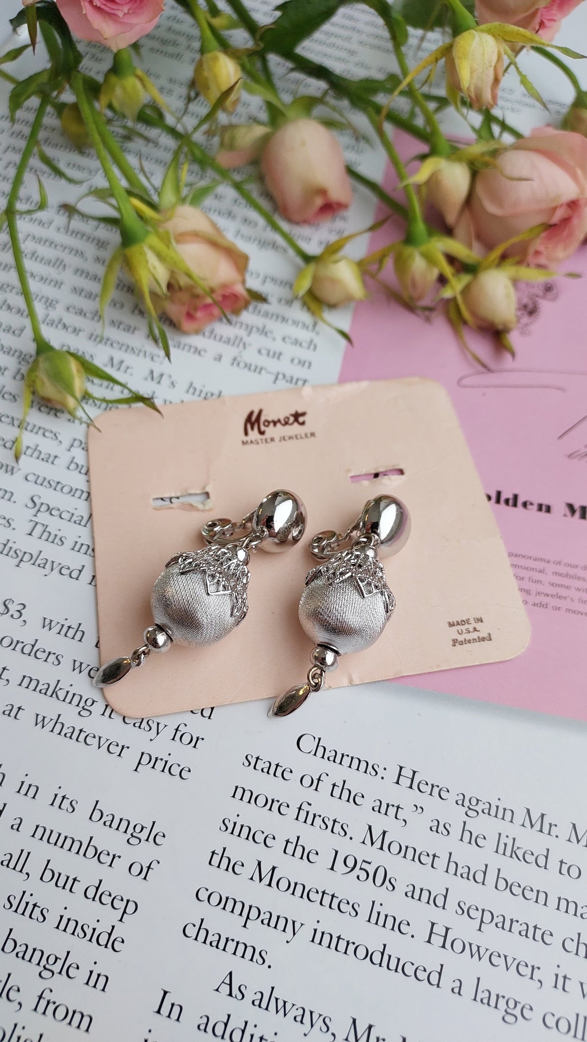 Klipsy vintage Monet z lat 70. w srebrzystym tonie