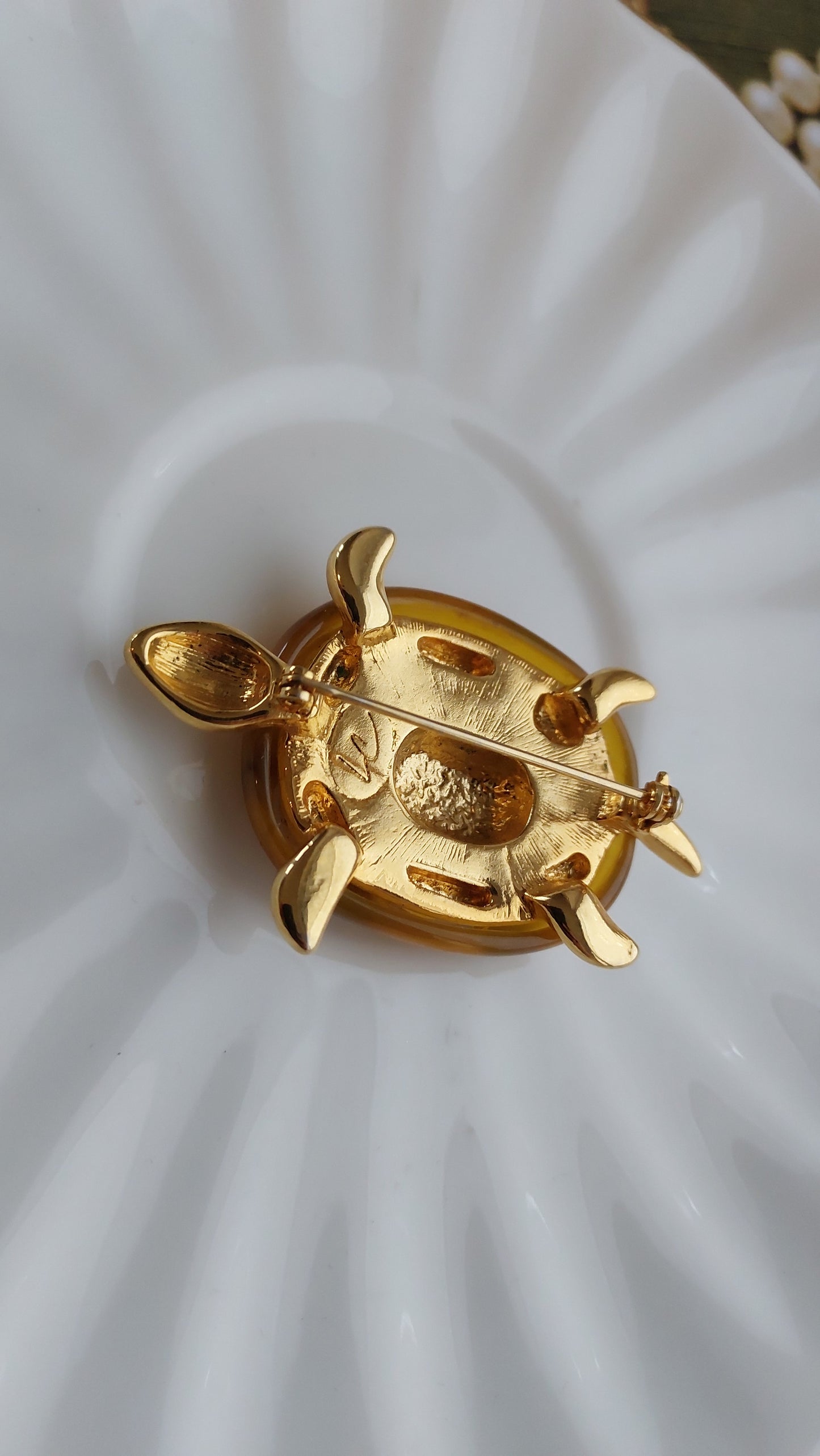 Broszka Liz Claiborne