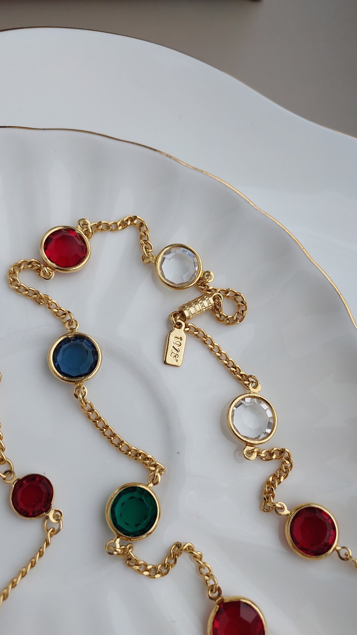 Naszyjnik 1928 Jewelry z kolorowymi kryształami w oprawie bezel