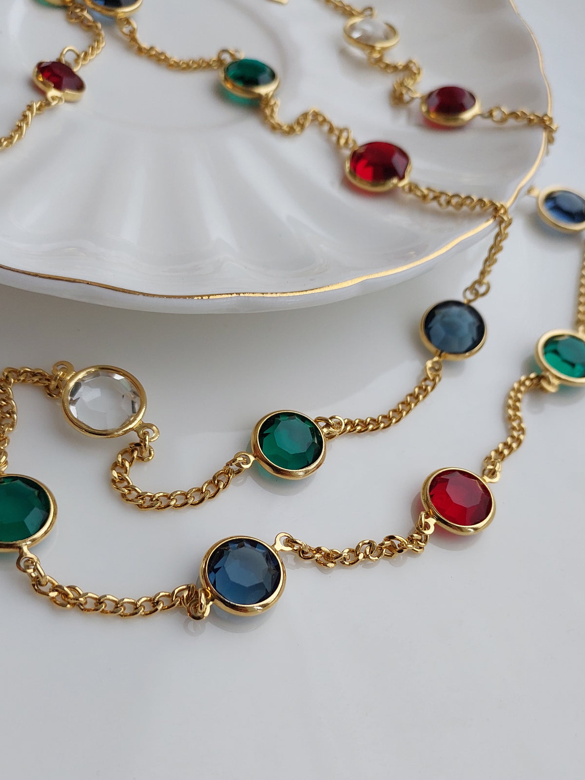 Naszyjnik 1928 Jewelry z kolorowymi kryształami w oprawie bezel