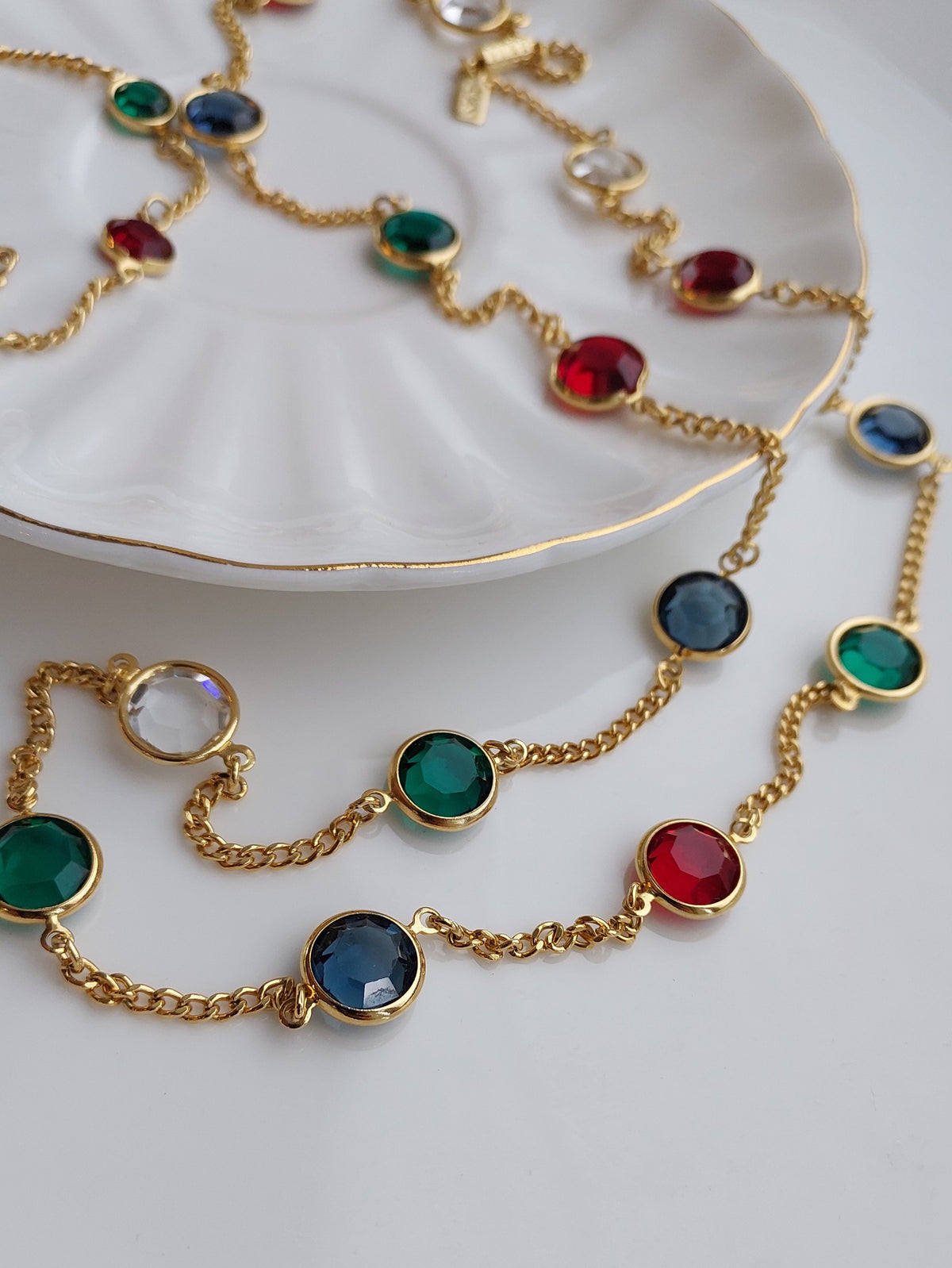 Naszyjnik 1928 Jewelry z kolorowymi kryształami w oprawie bezel