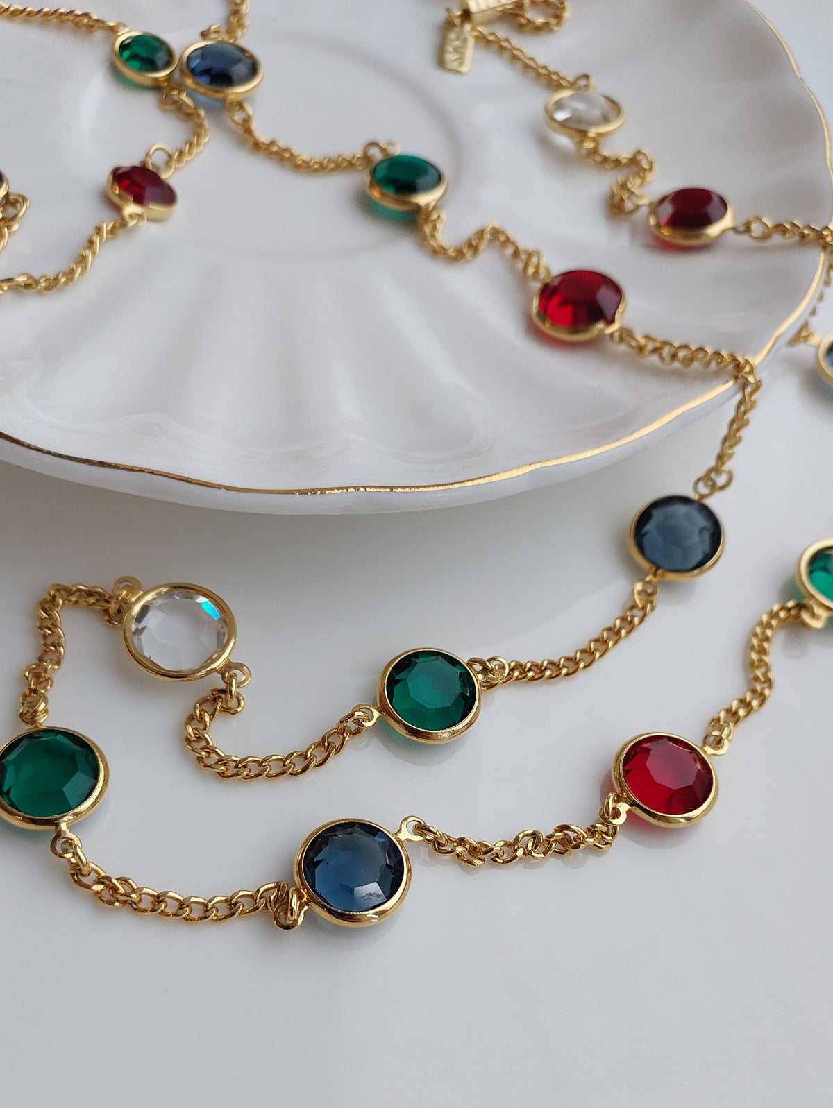 Naszyjnik 1928 Jewelry z kolorowymi kryształami w oprawie bezel