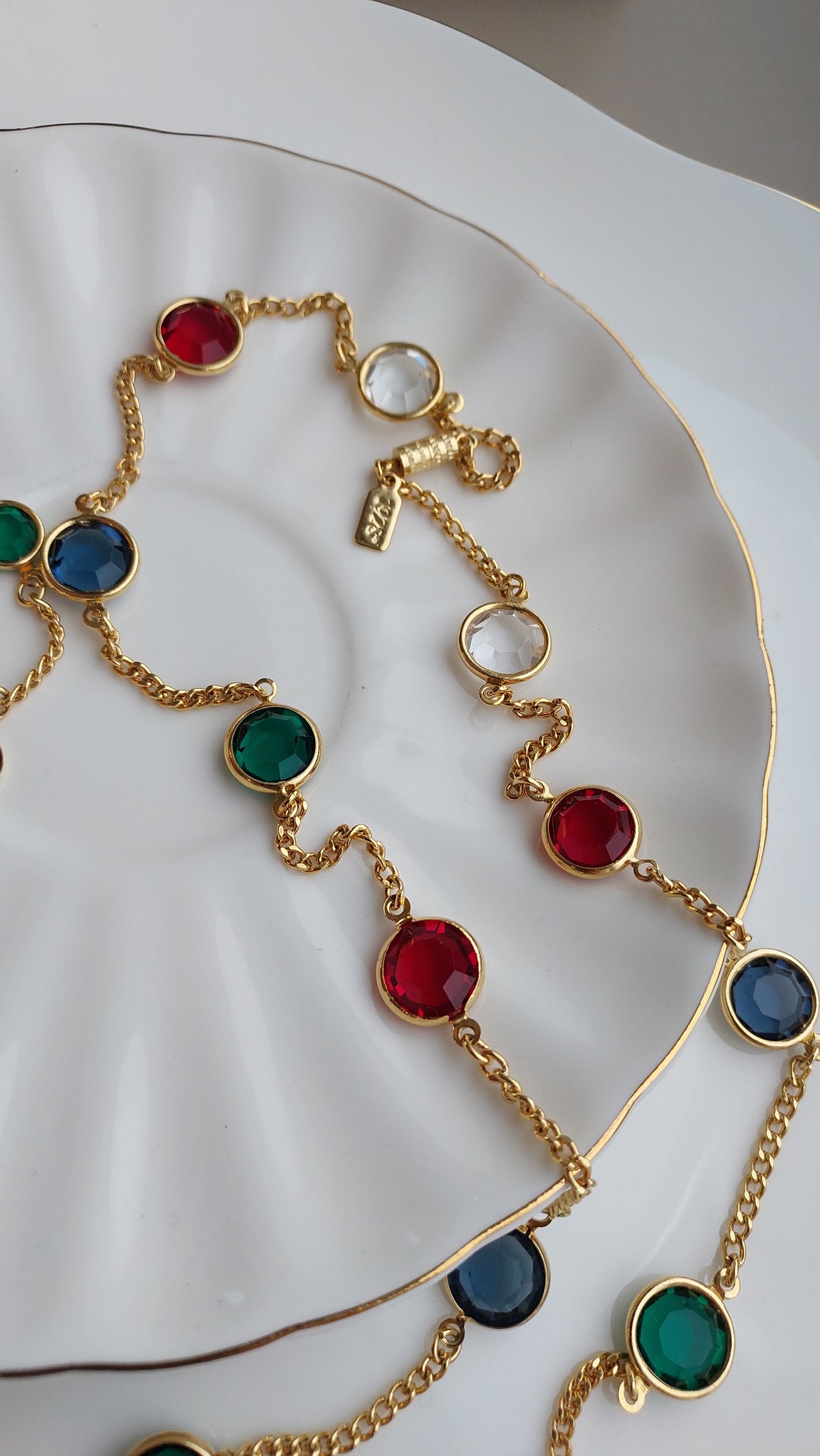 Naszyjnik 1928 Jewelry z kolorowymi kryształami w oprawie bezel