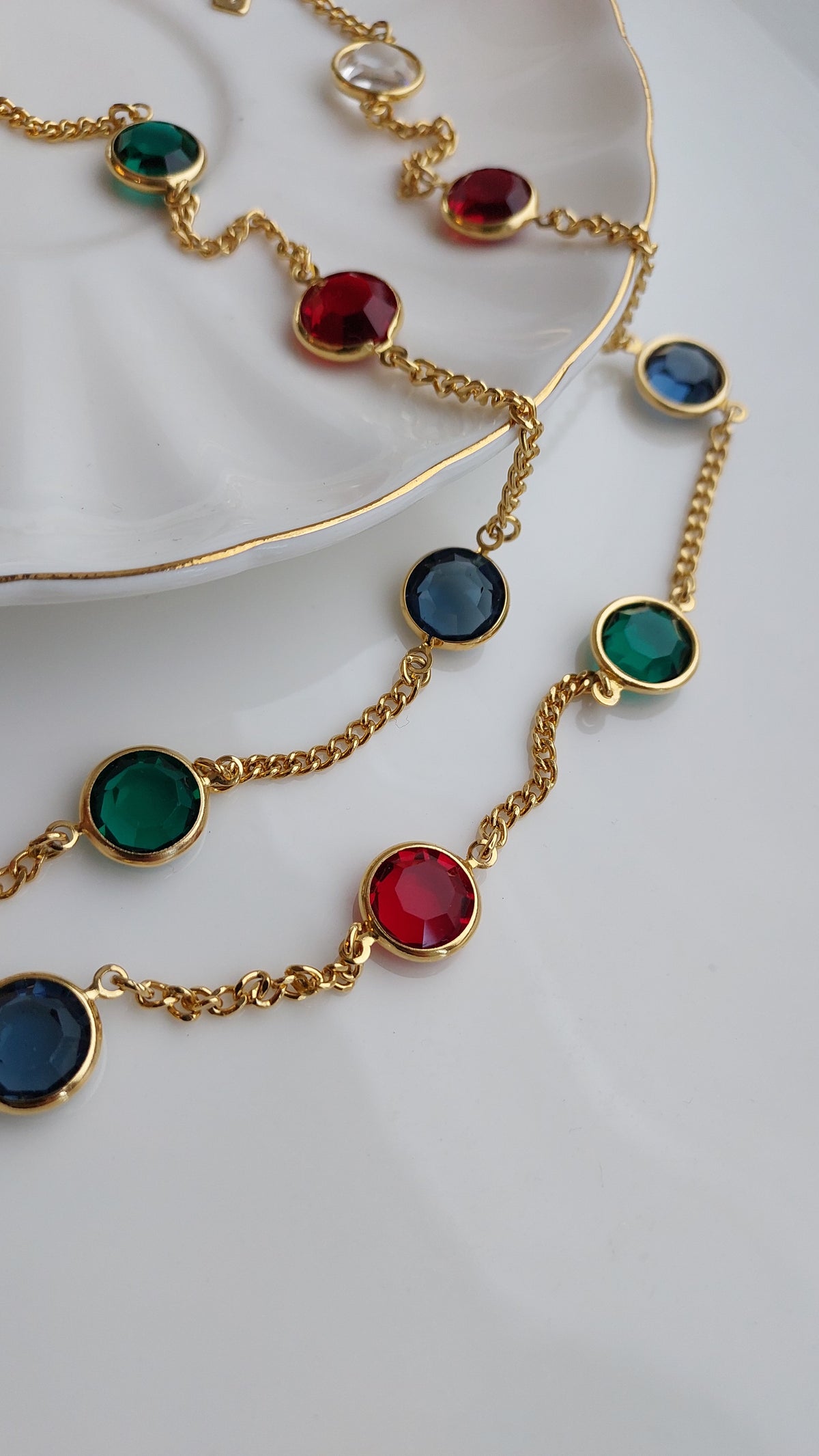 Naszyjnik 1928 Jewelry z kolorowymi kryształami w oprawie bezel
