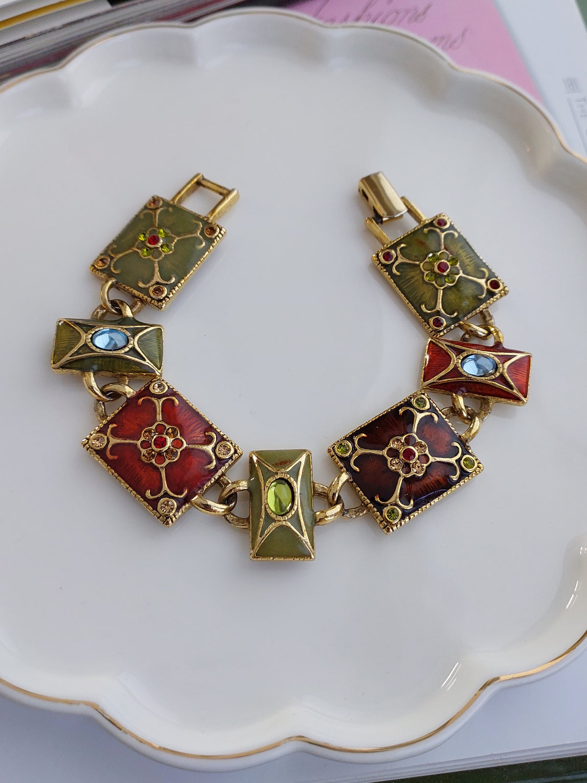 Bransoletka Liz Claiborne z emalią i kaboszonami