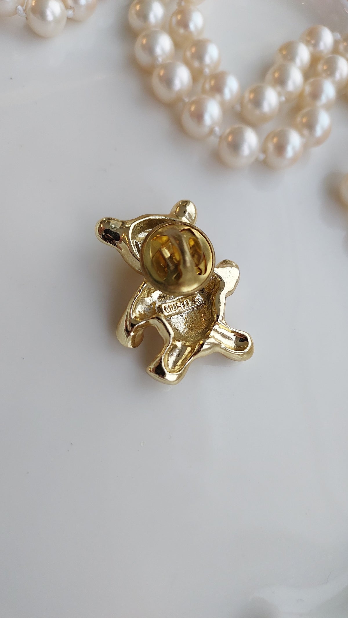 Broszka pin Gius w formie misia z różowym sercem