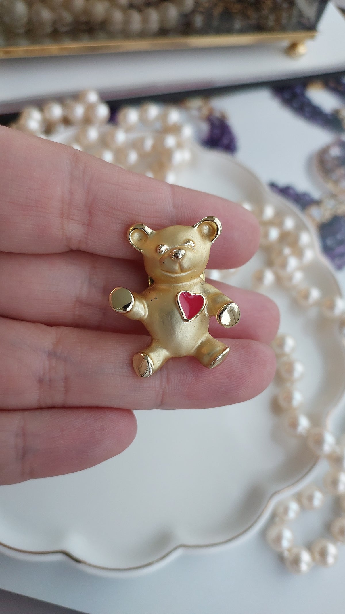 Broszka pin Gius w formie misia z różowym sercem
