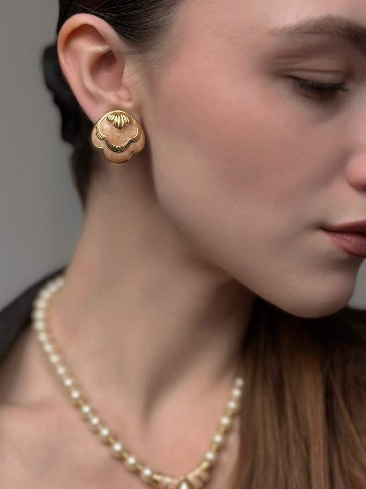 Klipsy vintage Avon w złocistym tonie z różowo-brzoskwiniową emalią