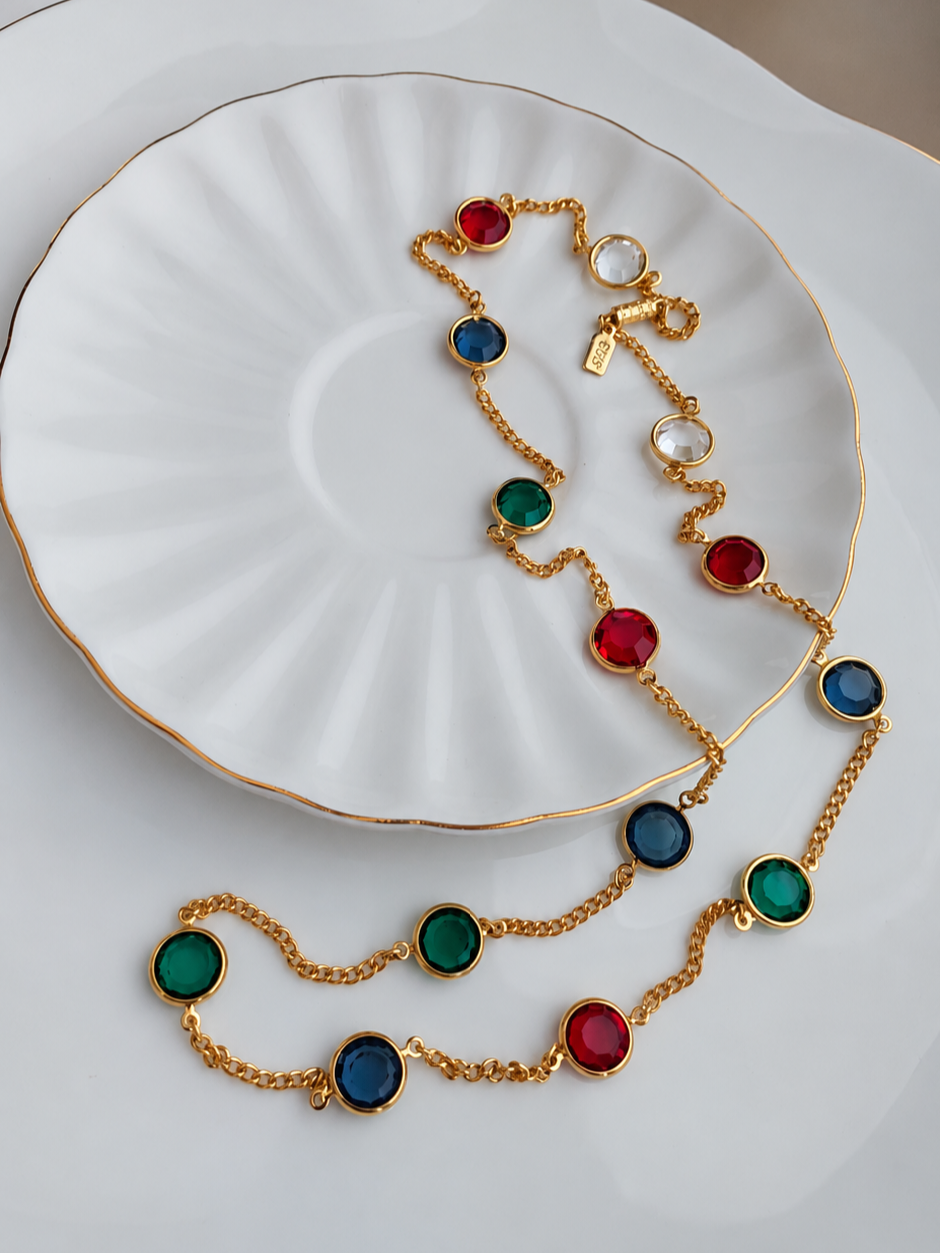 Naszyjnik 1928 Jewelry z kolorowymi kryształami w oprawie bezel